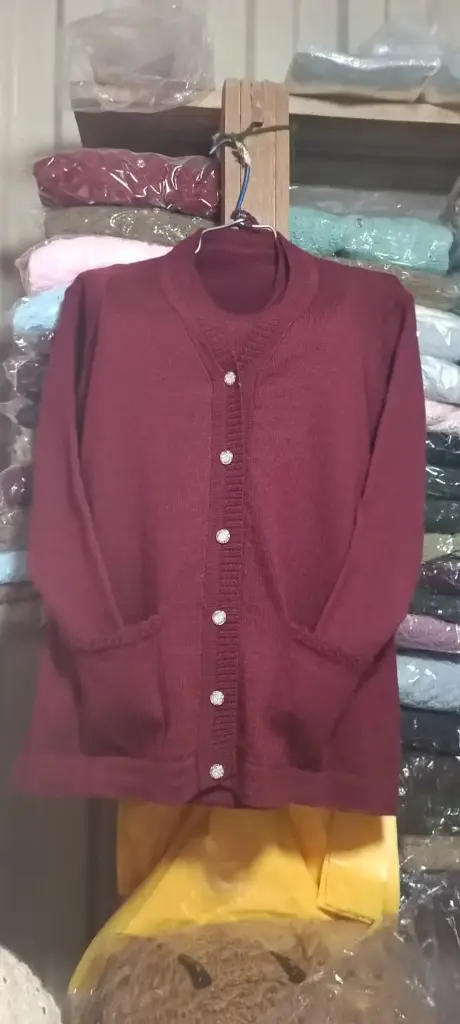 CONJUNTO BABY RABIT DELGADA CON BOLZILLO CUELLO V Y POLO